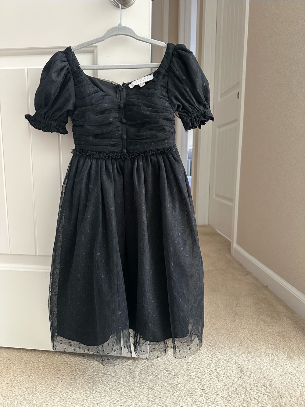Ivy City Co Little Girls Black Puff-Sleeve Tulle Dress size 4-5t